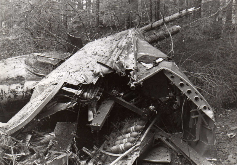 Von der Do-17 blieben nur noch unkenntliche Trümmer übrig. (3-1)