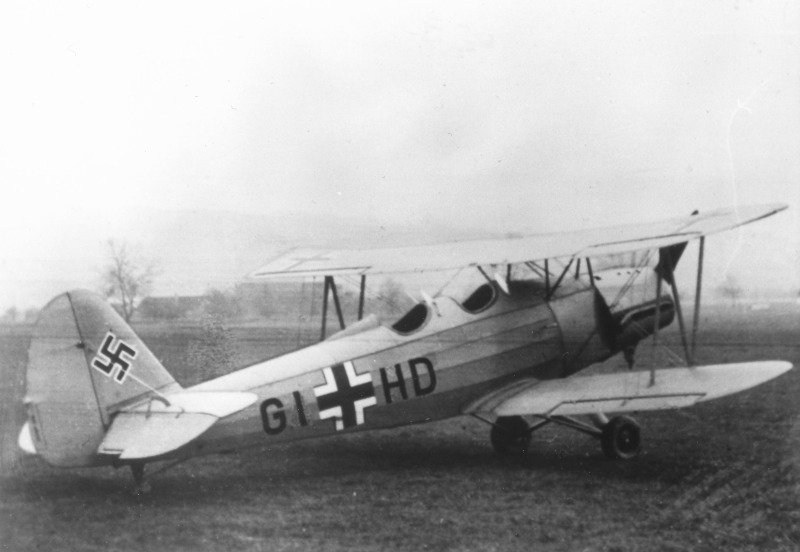 Unteroffizier Kröner landete mit seiner Go-145 auf dem Artilleriewaffenplatz Biere. (33_2)
