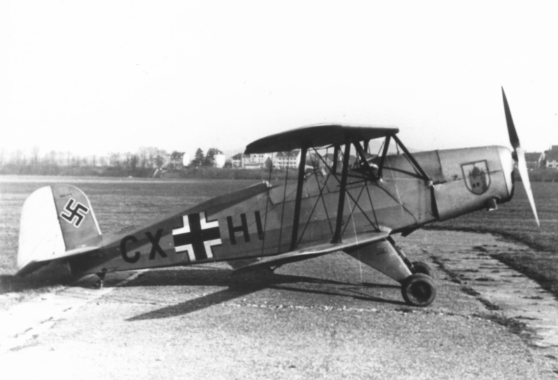 Die Bücker, die am 5. März 1943 in Birsfelden landete, trägt auf der Motorhaube das Wappen der Fliegerschule Kaufbeuren. (36_1)