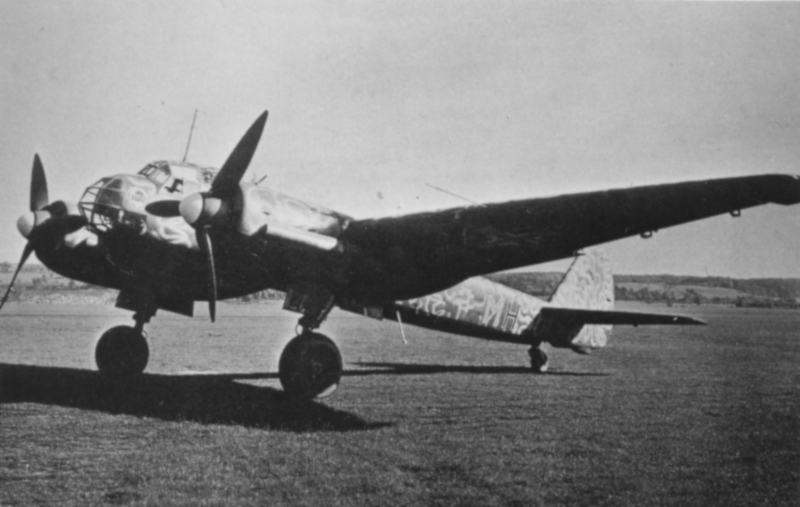 Die Ju 88A-4 kurz nach ihrer Landung in Dübendorf. Das Hakenkreuz wurde durch die Mäandertarnung teilweise überspritzt. (327_1)
