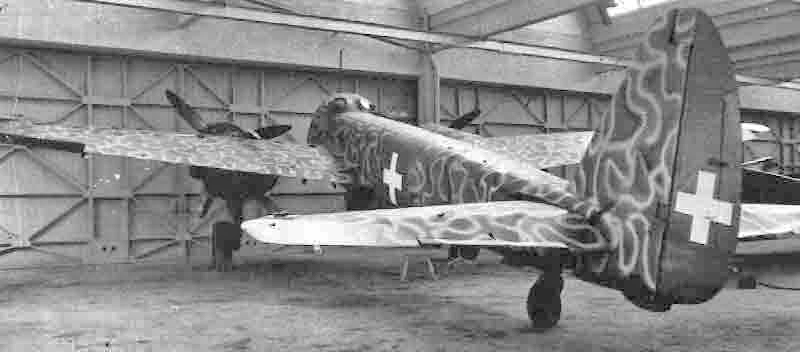 Die Ju 88A-4 am 9. Februar 1944 in einem Hangar in Emmen. (331_1)