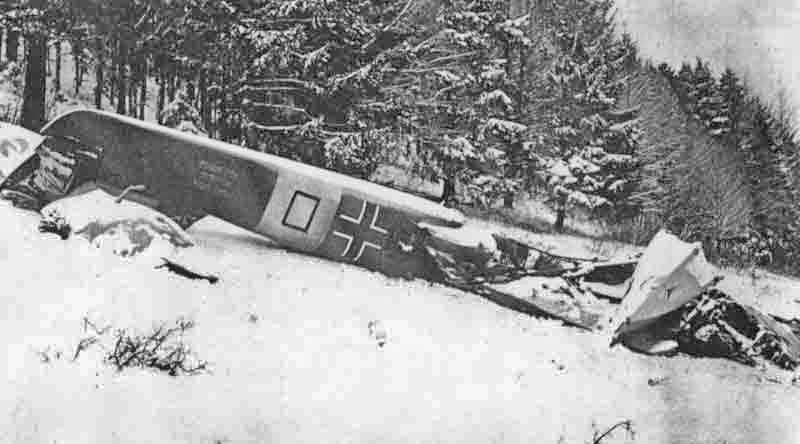 Die bis auf den Hinterrumpf vollständig zerstörte deutsche R.S.14 nach dem Absturz auf den Juraweiden bei Champoz. (343_1)