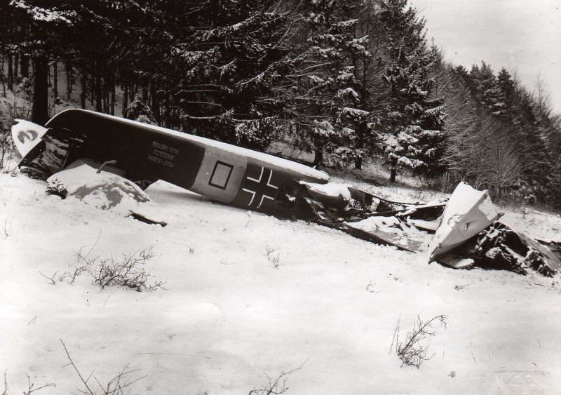 Die bis auf den Hinterrumpf vollständig zerstörte deutsche R.S.14 nach dem Absturz auf den Juraweiden bei Champoz. (343_1)