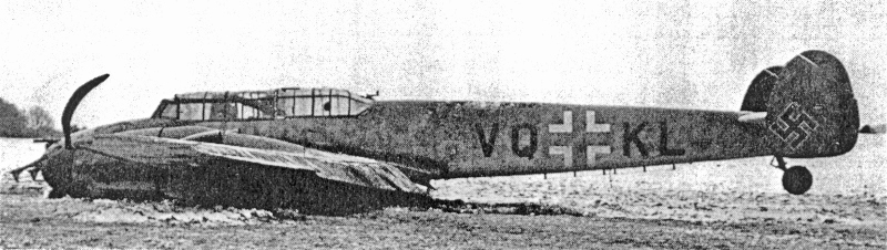 Die Bf-110 kam nach gut 50 m auf einer Wiese bei Pruntrut zum Stehen. Die Antenne des FuG202 wurde dabei abgerissen. (22_1)