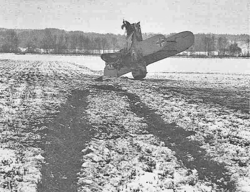 Bei der Notlandung im weichen Ackerboden überschlug sich der Fiat-Doppeldecker und blieb in der Fliegerdenkmal-Stellung liegen. Der deutsche Pilot blieb jedoch unverletzt. (323_2)