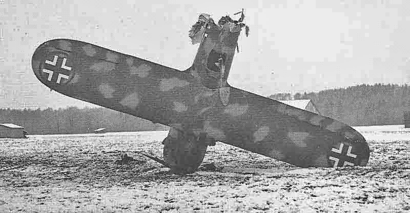 Die am 14. Februar 1944 bei Andelfingen capotierte deutsche C.R.42 MM90823. (324_1)