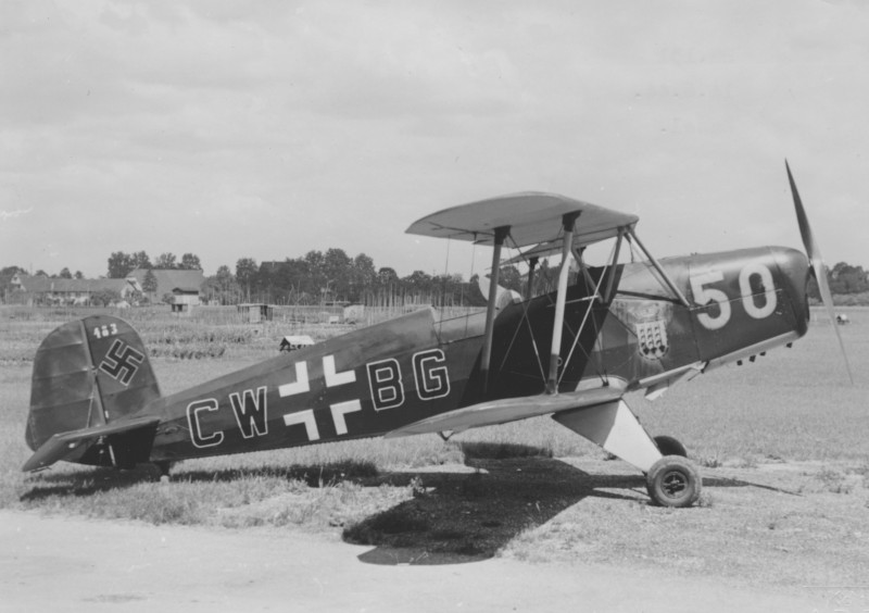 Am 14. Juni 1944 landete diese Bücker mit dunkelgrüner Oberseite und hellblauer Unterseite in Birsfelden. (36_2)