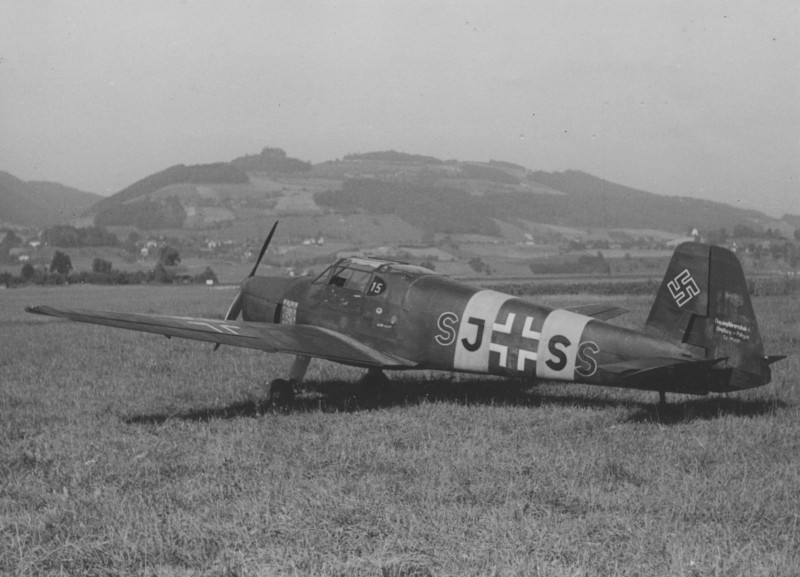 Mit der Bestmann SJ+SS desertierte ein deutscher Pilot nach Benken. Das Bild zeigt die spätere A-251 nach dem Überflug in Bern. (350_1)