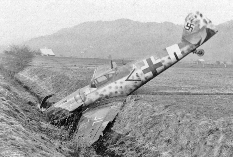 In einem Entwässerungskanal bei Affeltrangen endete die Bauchlandung dieser Bf 109. (52_2)