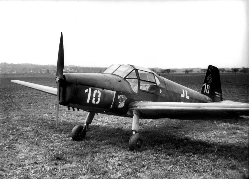 Mit dieser Bücker flüchtete ein deutscher Unteroffizier bei Kriegsende in die Schweiz. Nach der am 12. April 1945 bei Bürglen erfolgten Landung wurde das Schulflugzeug als A-253 von der Fliegertruppe übernommen. (351_1)