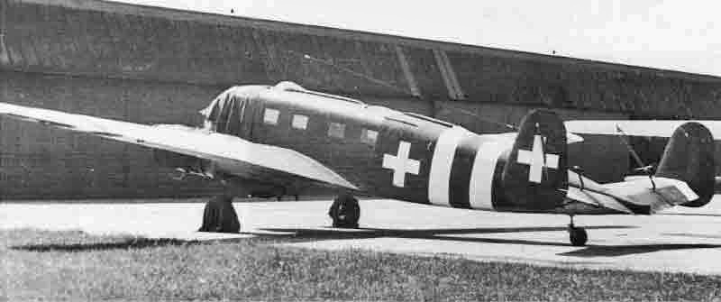 Für den Überführungsflug nach Dübendorf erhielt die Siebel den auffälligen Neutralitätsanstrich, der am 16. September 1944 bei der Fliegertruppe eingeführt worden ist. (440_2)