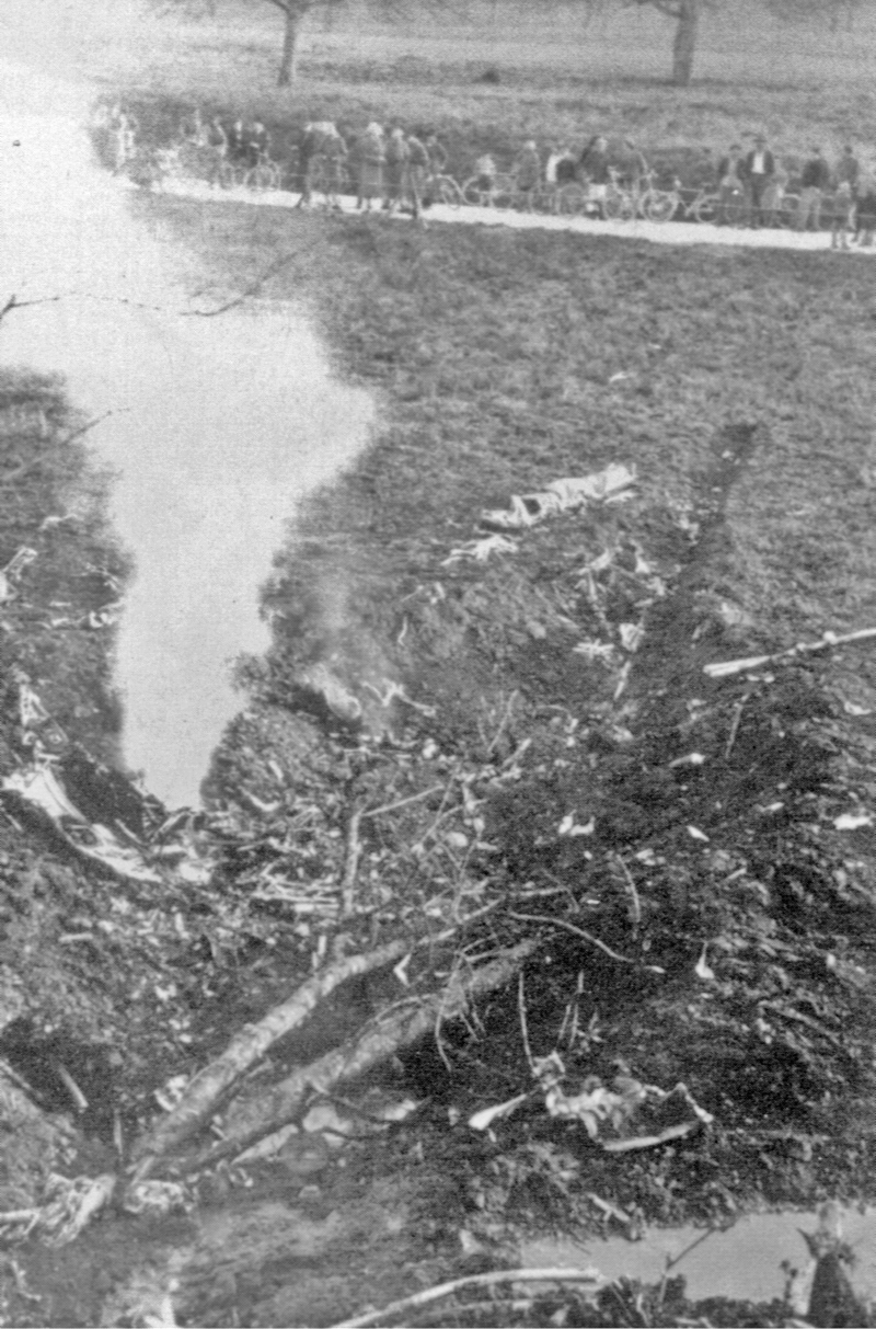 Die Absturzstelle im Grund am folgenden Morgen des 15. April 1943. Die Wucht des Aufpralls hatte die Maschine in kleinste Stücke zerrissen. (82_1)