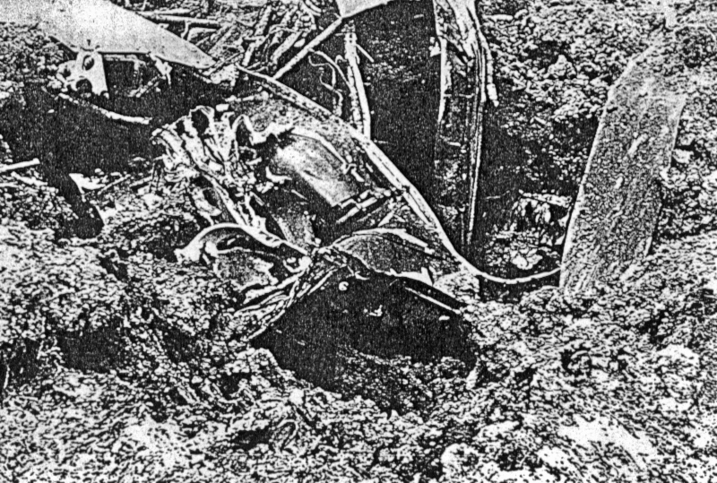 Tief haben sich die Teile der Lancaster in den Boden gegraben. (112_1)