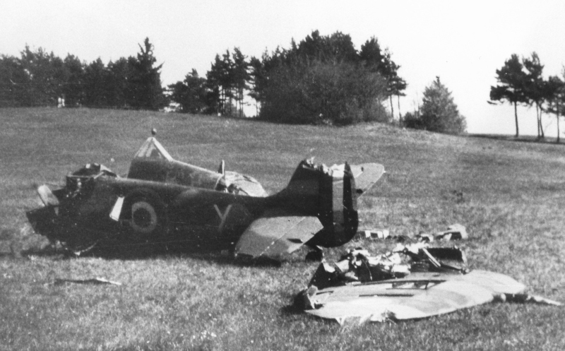Die französische Spitfire nach der Bruchlandung. (415_1)